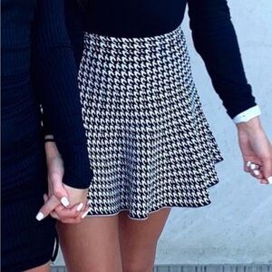 Houndstooth flowy mini skirt